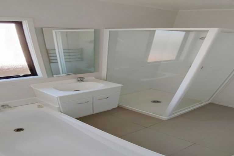 Photo of property in 2/1 Landsdale Place, Massey, Auckland, 0614