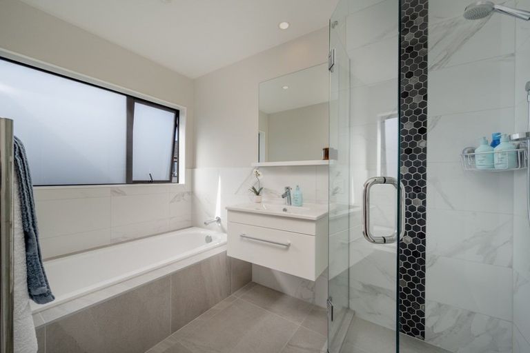 Photo of property in 118a Gracechurch Drive, Flat Bush, Auckland, 2016