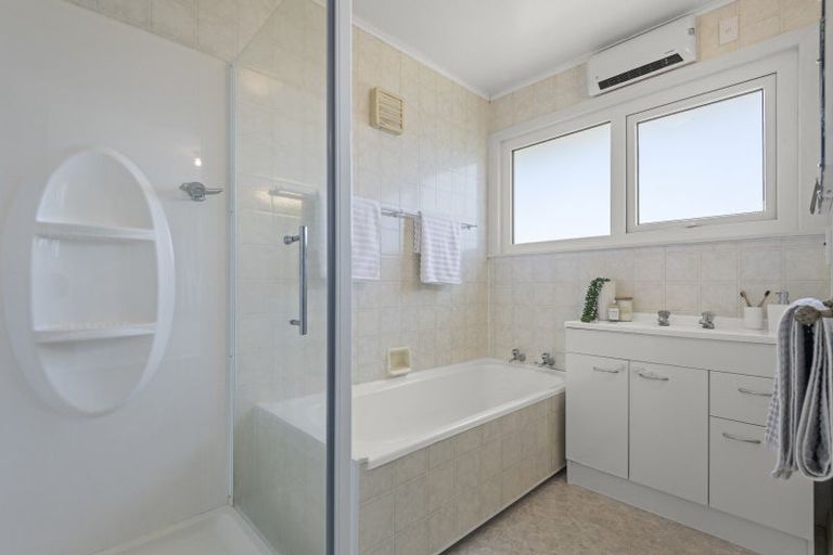 Photo of property in 1 Athlone Place, Hokowhitu, Palmerston North, 4410