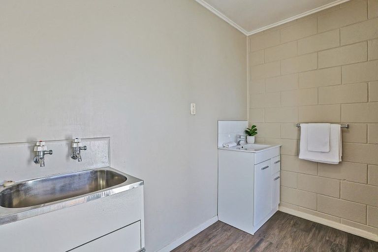 Photo of property in 2/65 Middle Road, Havelock North, 4130