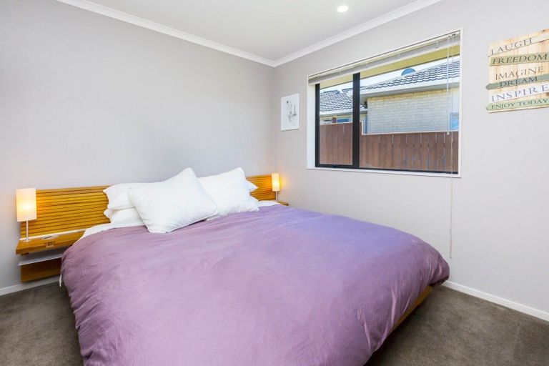 Photo of property in 6 Mcewen Crescent, Riverstone Terraces, Upper Hutt, 5018