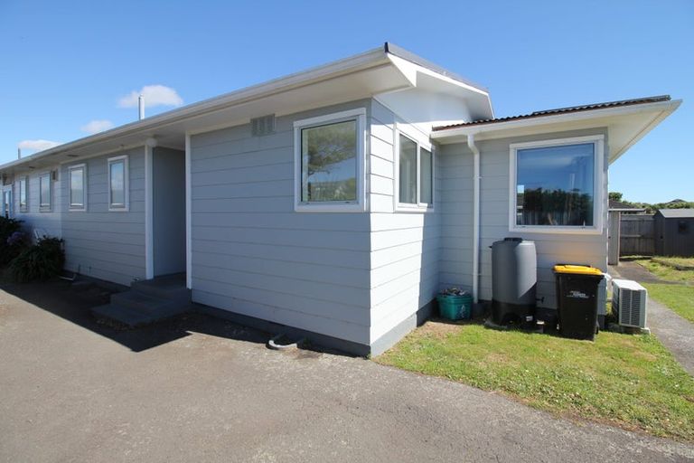 Photo of property in 14b Bayswater Place, Newlands, Wellington, 6037