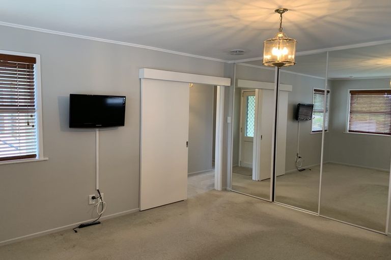 Photo of property in 57 Avonleigh Road, Green Bay, Auckland, 0604