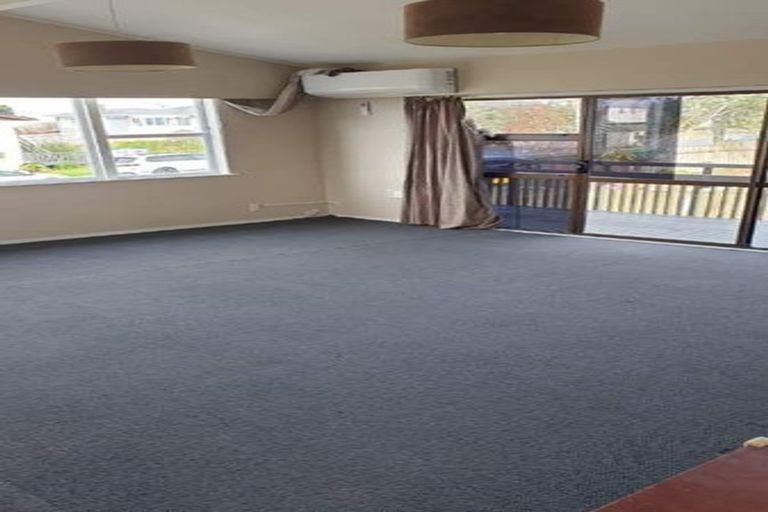 Photo of property in 2/210 Sunnynook Road, Totara Vale, Auckland, 0627