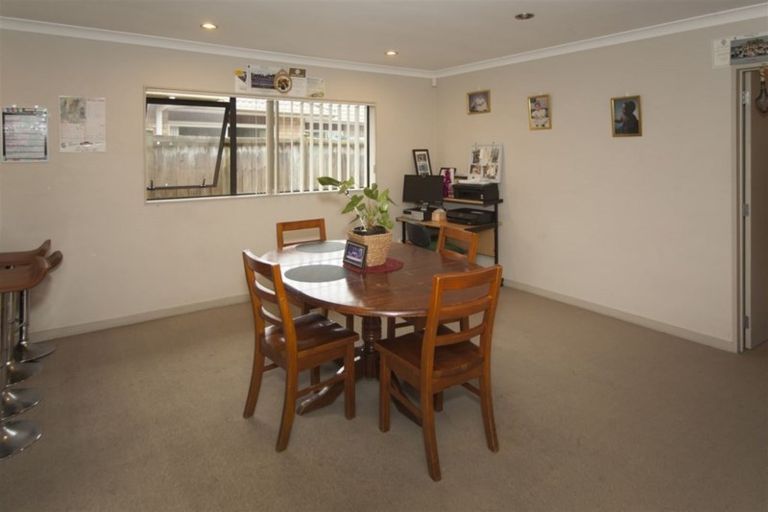 Photo of property in 2d Waikaukau Road, Glen Eden, Auckland, 0602