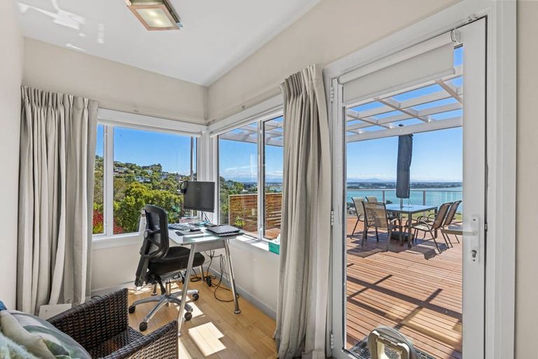 Photo of property in 24 Maffeys Road, Mount Pleasant, Christchurch, 8081