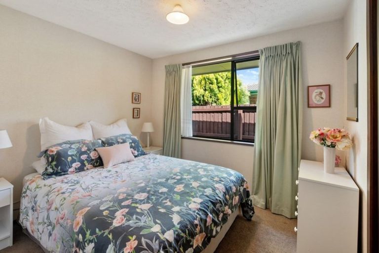 Photo of property in 5 Calbreath Place, Russley, Christchurch, 8042