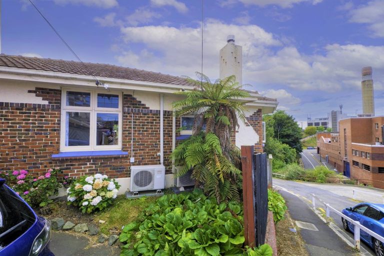 Photo of property in 1 Elm Row, Dunedin Central, Dunedin, 9016