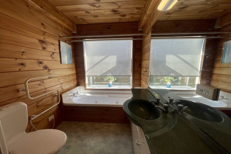 Photo of property in 2/28 Knightsbridge Drive, Forrest Hill, Auckland, 0620