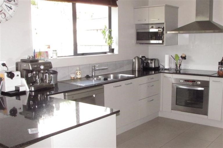 Photo of property in 27 Harrowglen Drive, Northcross, Auckland, 0632