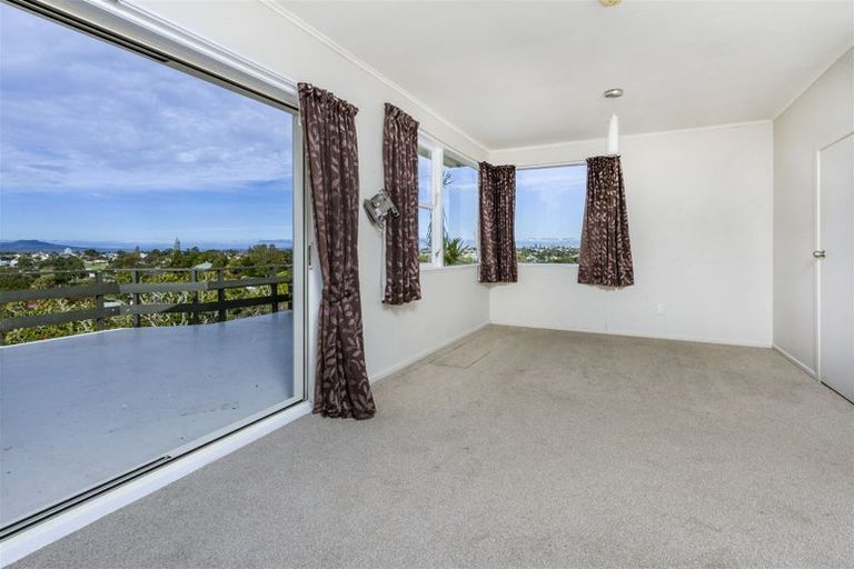 Photo of property in 70 Chivalry Road, Glenfield, Auckland, 0629