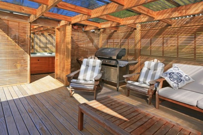 Photo of property in 10 Longreach Drive, Sunnyvale, Auckland, 0612