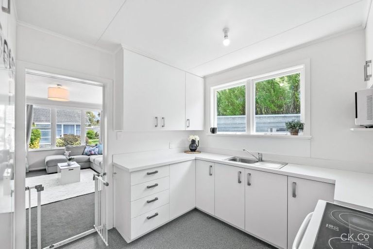 Photo of property in 15 Parera Grove, Heretaunga, Upper Hutt, 5018