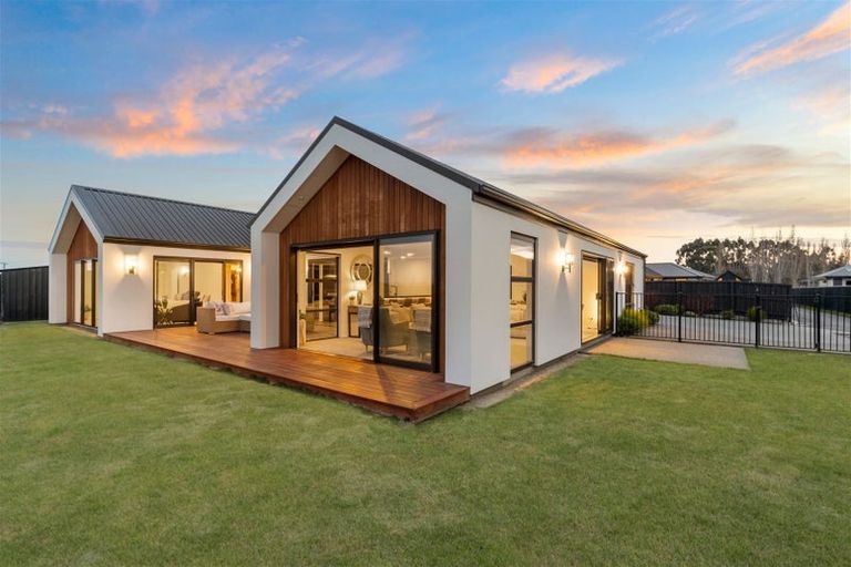 Photo of property in 17 Angus Place, Rangiora, 7400