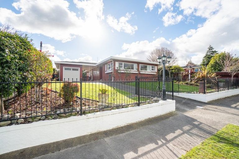 Photo of property in 4 Wikiriwhi Crescent, Awapuni, Palmerston North, 4412