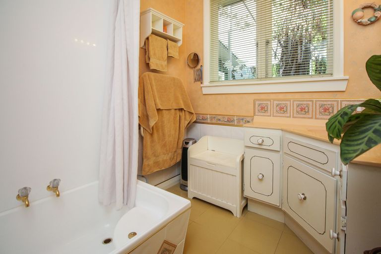 Photo of property in 16 Waima Crescent, Titirangi, Auckland, 0604