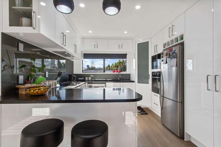 Photo of property in 2/33 Sea Vista Avenue, Beach Haven, Auckland, 0626