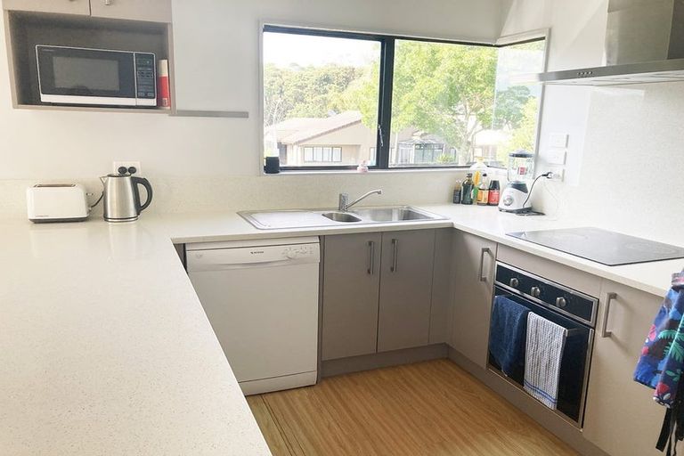 Photo of property in 33 Lagoon Way, West Harbour, Auckland, 0618