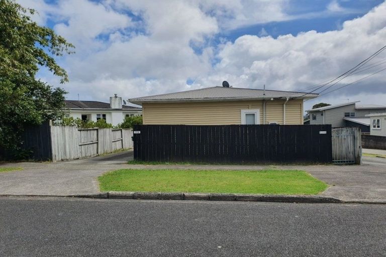 Photo of property in 115 Woodglen Road, Glen Eden, Auckland, 0602