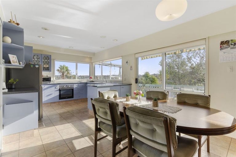 Photo of property in 1/76 Woodlands Crescent, Browns Bay, Auckland, 0630