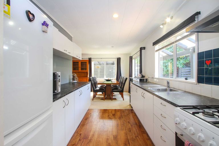 Photo of property in 1/18 Teviot Place, Totara Vale, Auckland, 0629