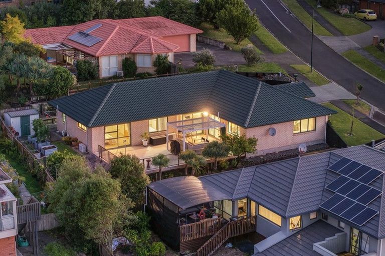 Photo of property in 27 Roy Maloney Drive, Henderson, Auckland, 0612