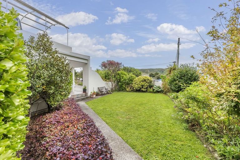 Photo of property in 32 Paremata Crescent, Paremata, Porirua, 5024