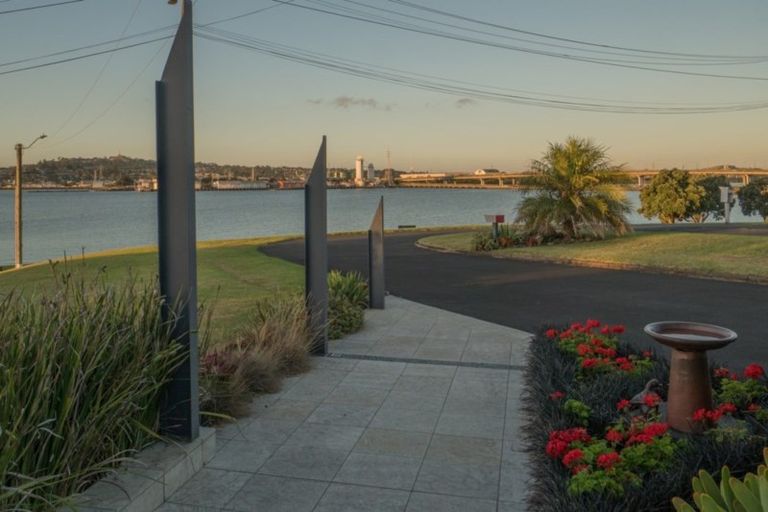Photo of property in 16 Kiwi Esplanade, Mangere Bridge, Auckland, 2022