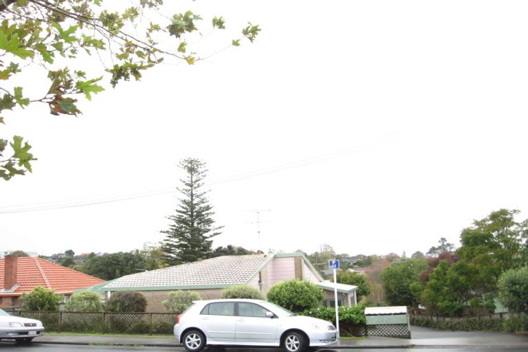 Photo of property in 1/30 Uxbridge Road, Mellons Bay, Auckland, 2014