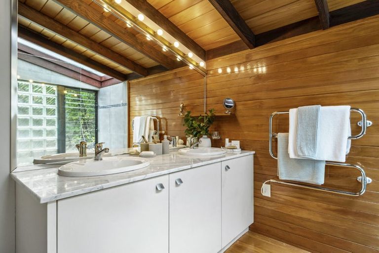 Photo of property in 106 Kowhai Road, Campbells Bay, Auckland, 0630