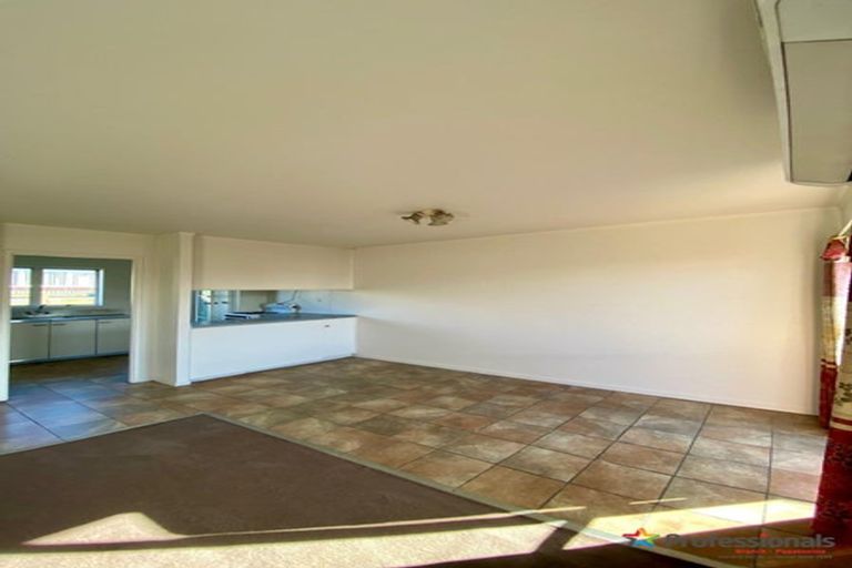 Photo of property in 2/54 Kenderdine Road, Papatoetoe, Auckland, 2025