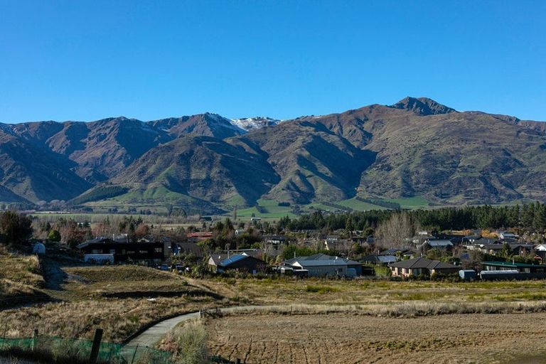 Photo of property in 33 Tomtit Crescent, Lake Hawea, 9382