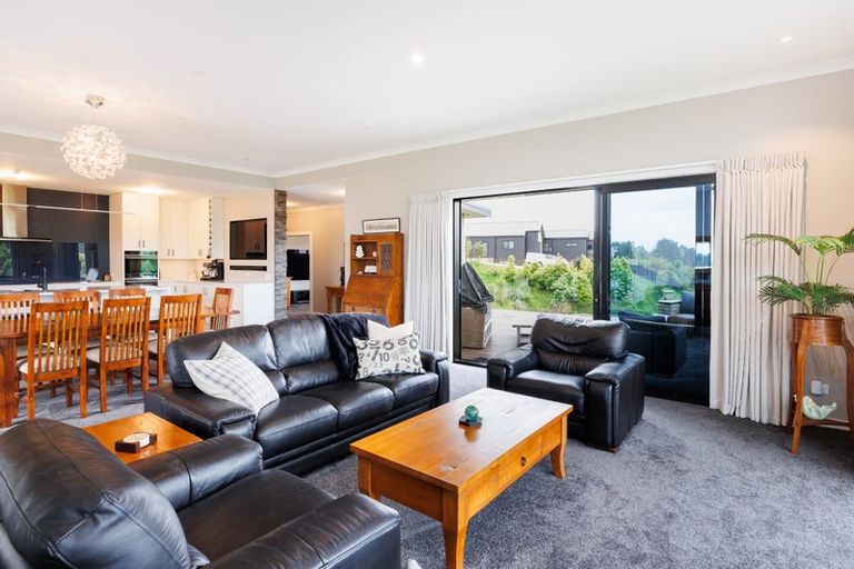 Photo of property in 10 Coutts Way, Fitzherbert, Palmerston North, 4410