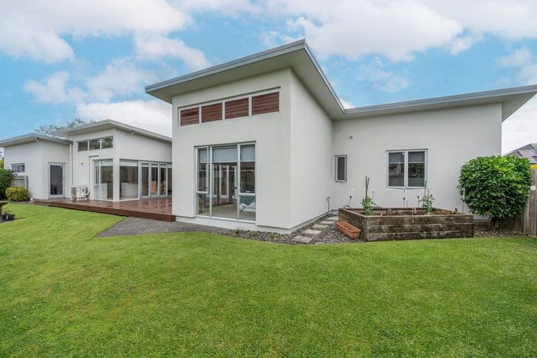 Photo of property in 92 Saint James Drive, Huntington, Hamilton, 3210