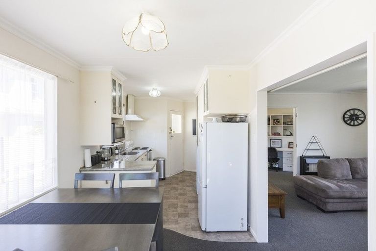 Photo of property in 17 Abraham Crescent, Milson, Palmerston North, 4414