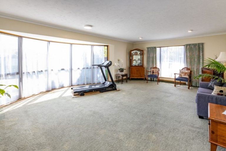 Photo of property in 10 Pyatt Place, Redwood, Christchurch, 8051