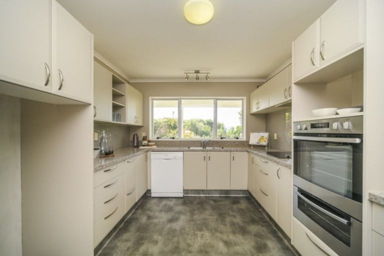Photo of property in 15 Rosebank Avenue, Kelvin Grove, Palmerston North, 4414