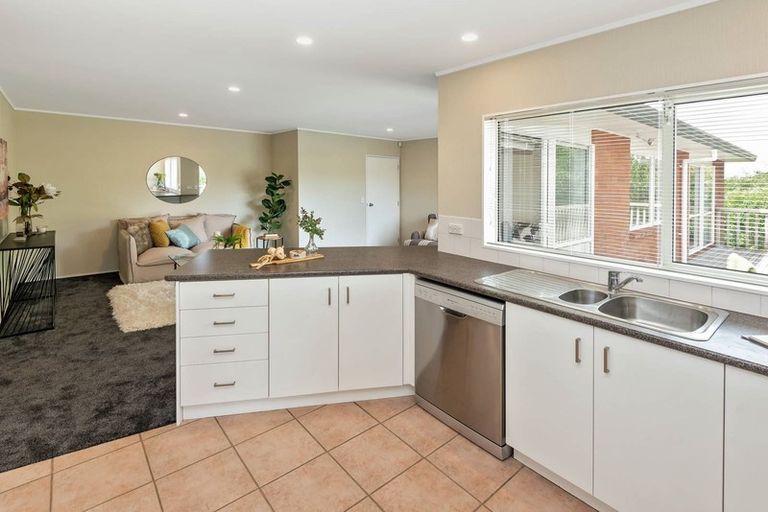 Photo of property in 27 Bard Place, Golflands, Auckland, 2013