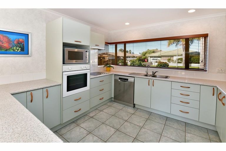 Photo of property in 16 Dan Tori Place, Orewa, 0931