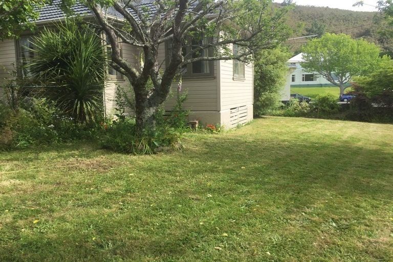 Photo of property in 4 Prouse Crescent, Naenae, Lower Hutt, 5011