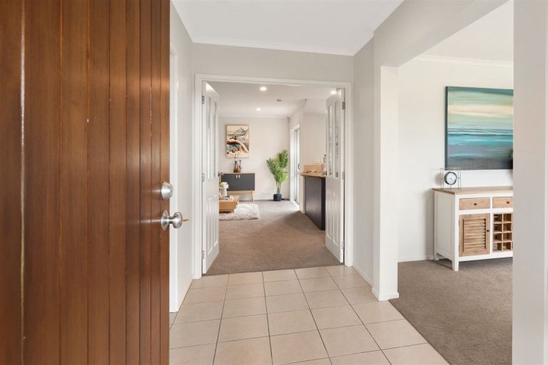 Photo of property in 54 Hillwell Drive, Henderson, Auckland, 0612