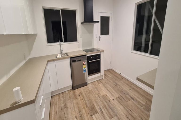 Photo of property in 1/4 Glanmire Road, Newlands, Wellington, 6037