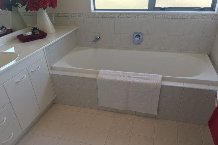 Photo of property in 16 Trovare Place, Golflands, Auckland, 2013