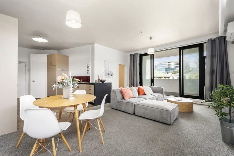 Photo of property in Endeavour Apartments, 18/125 Thorndon Quay, Pipitea, Wellington, 6011