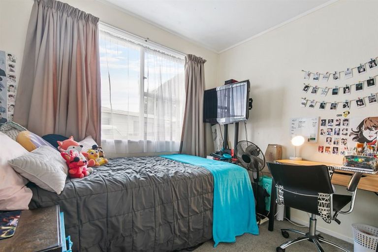 Photo of property in 38 Thornlow Street, Glendene, Auckland, 0602