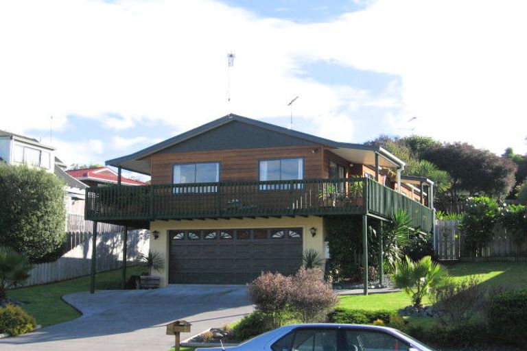 Photo of property in 90 Gosford Drive, Botany Downs, Auckland, 2010