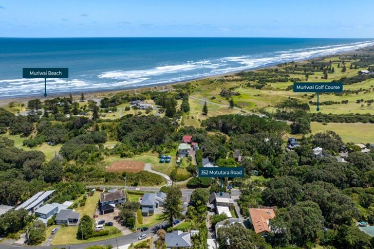 Photo of property in 352 Motutara Road, Muriwai, 0881