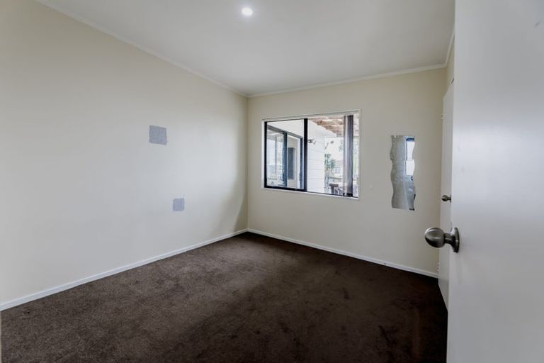 Photo of property in 17 Dungarvon Place, Clendon Park, Auckland, 2103