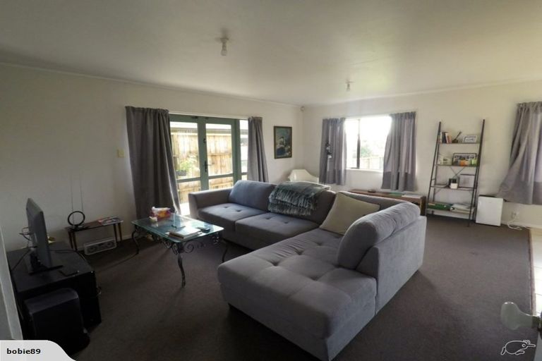 Photo of property in 17a Riserra Drive, Ranui, Auckland, 0612