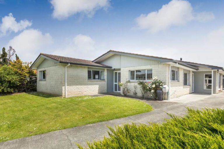 Photo of property in 32 John F Kennedy Drive, Milson, Palmerston North, 4414